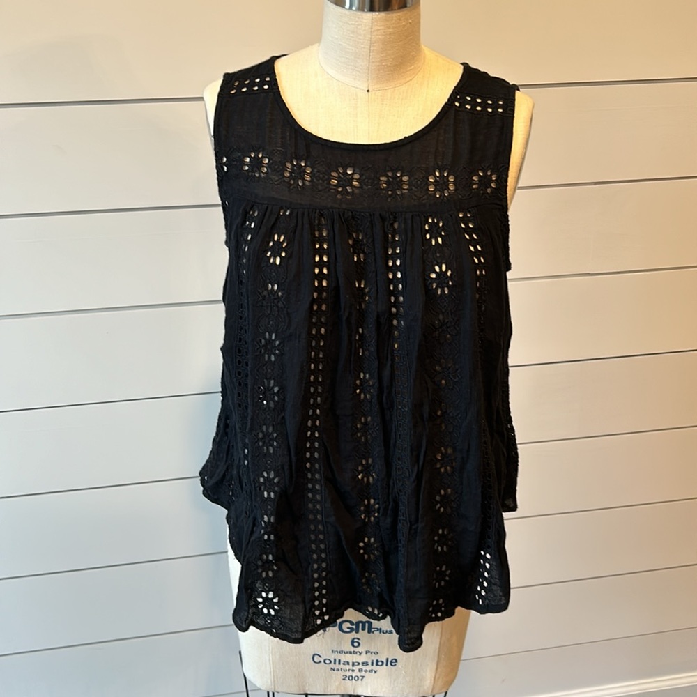 Gap- black cotton eyelet tank